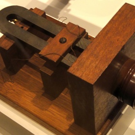 První přístroj, kterým Bell telefonoval svému asistentu Watsonovi, se tomu dnešnímu samozřejmě ani vzdáleně nepodobal...