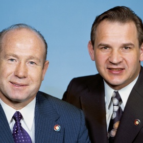 Leonov se octl ve vesmíru i deset let po potížích s Voschodem 2, tehdy už ale posádce letu Sojuz 19 velel. Na snímku je s kolegou ze Sojuzu Valerijem Kubasovem.