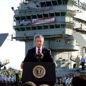 Lidé okolo prezidenta Bushe, kterým se říkalo jestřábi, začali s mediální kampaní. Ta měla za úkol přesvědčit veřejnost, že se irácký diktátor podílí na výrobě zbraní hromadného ničení. 