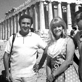 Zpěvačka jakoby vůbec nestárla – což je možné porovnat třeba na jejím snímku z roku 1969, kdy s kolegy Karlem Svobodou a Jiřím Štaidlem navštívila v době konání olympijských her Atény.