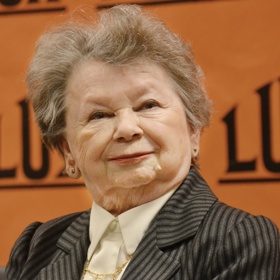 Dětství Aťky Janouškové bylo poznamenáno válkou a jejím židovským původem, kvůli kterému ji jako jedenáctiletou nadějnou herečku vyhodili z Národního divadla...