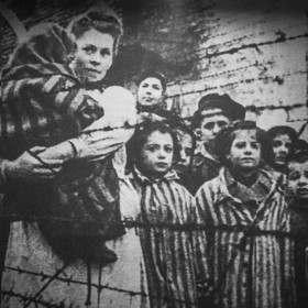 Hrůzný život, pokud se tomu, co ženy v koncentračních táborech zažívaly, dá život vůbec říkat, dokumentuje i tento snímek z expozici v koncentračním táboře Osvětim/Auschwitz.