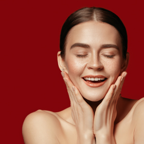 Než se pustíte do make-upu, vždy si řádně očistěte a hydratujte pleť.