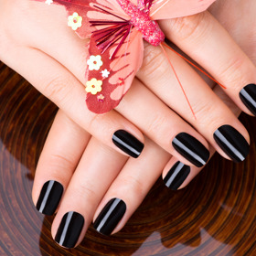 Nositelky černých nehtů chtějí poukázat na svou temnou stránku. 