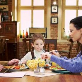 Bedřich má blízko také ke své kamarádce z mládí Zuzaně, jejíhož syna Františka potom s Aničkou vychovali.