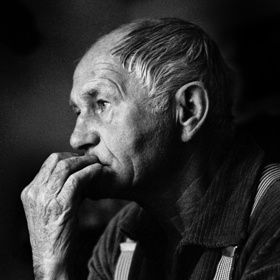 Bohumil Hrabal vycházel při psaní ze svého vlastního života, díky čemuž jsou jeho postřehy a postavy neobyčejně plastické a uvěřitelné.