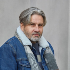 Mikulka se postavil Márovi do cesty a nic dobrého z toho nekouká. Dokáže se Mára vzpamatovat včas, než se objeví opravdu velké problémy? 