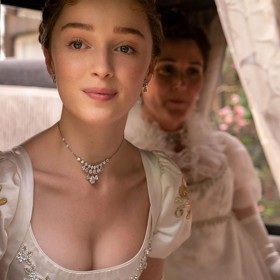 Daphne Bridgerton: V románové předloze je docela lehkomyslná. Láska ji moc nezajímá, raději si užívá. V seriálové verzi hledá odpovídajícího ženicha. Když vtom se objeví vévoda Simon...
