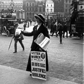 Britské sufražetky bojovaly za volební právo žen jako lvice a svůj boj dotáhly do vítězného konce v roce 1918.