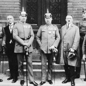 Před soud bylo po pivním puči postaveno deset hlavních aktérů, mezi nimi samozřejmě i Rakušan Adolf Hitler.