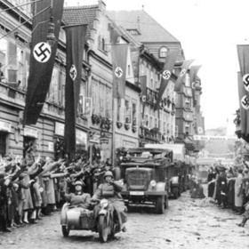 V Sudetech se jezdilo vpravo už od té doby, kdy tady přebrali správu Němci, od 17. března pak na celém území republiky. Tedy kromě Velké Prahy. Na tu došlo až 26. března 1939.