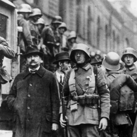 Členové NSDAP zatýkají tehdejší představitele moci při takzvaném pivním puči.