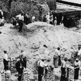 Práce a zase práce až do vysílení a smrti. Vězni museli rozebrat zbytky původní továrny na munici a vystavět nové budovy tábora.