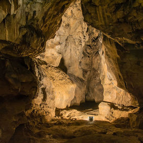 V útrobách skály mají citliví jedinci dodnes slyšet nářek obětí masakru. 