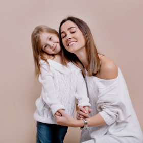 Bílá je skvělá barva pro maminku i dceru, nemusíte mít úplně totožný kousek, ale jste sladěné.