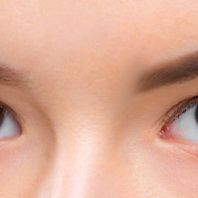 Pokud máte nepravidelně dlouhé řasy, nejprve jim dopřejte potřebnou péči.