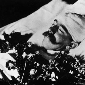 Korunní princ Rudolf měl po smrti ovázanou hlavu, aby se zakryla střelná rána.