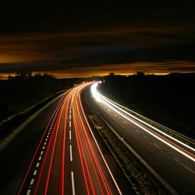 Přibližně ve třetině států světa se dodnes jezdí v levém jízdním pruhu. Má to svoje historické opodstatnění. Kočí se mohl v případě napadení z pravé strany lépe ubránit.