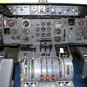 Žádný z přístrojů v kabině letadla McDonnell Douglas DC-10 nefungoval. Podtlak zničil kabely a letoun nebylo možné ovládat.