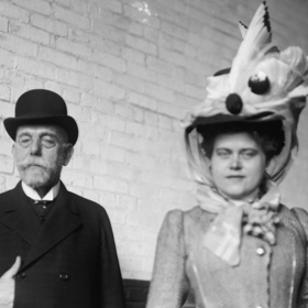 Robert Koch s manželkou. Jeho druhý sňatek vyvolal velké pozdvižení. Nevěsta totiž byla o plných třicet let mladší než ženich.