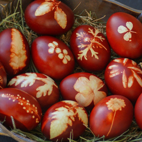 Vejce batikovaná pomocí kousků rostlin dávají dohromady jedinečné kraslice.