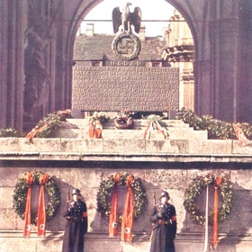 Pomník účastníkům pivního puče byl v době vlády Hitlera doslova poutním místem nacistů.