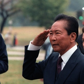 Filipínský prezident Ferdinand Marcos udělil Onodovi milost, za 30 vražd spáchaných po válce nebyl potrestán. Věřil totiž, že bojuje oprávněně...