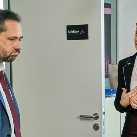 Vítek má v práci naštěstí kolegyni Ditu, která stojí na jeho straně. Mnozí zaměstnanci ale takovou výhodu nemají.