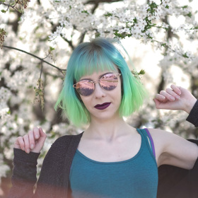 Výrazné barvy vlasů, jako je červená, zelená nebo fialová, volí ženy, které chtějí být vidět. 
