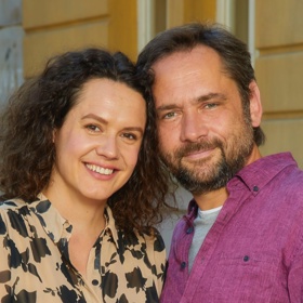 Vítek je v práci na pokraji rozhodování, zda zůstat nebo odejít. Bossing ze strany jeho šéfa Robina ho začíná ubíjet. Ještě že má milující manželku a dobré domácí zázemí.