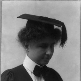 Na Harvardu promovala Helen jako první s tímto postižením.