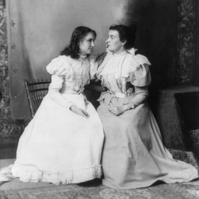 Anne Sullivanová dělala Helen učitelku, asistentku a společnici od dvaceti let až do posledních dní svého života.