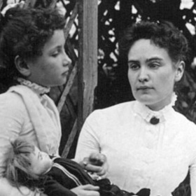 Anne ji naučila mluvit, číst a s její pomocí vystudovala Harvardovu univerzitu.