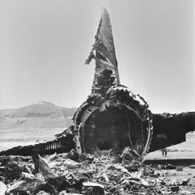 Z letadla nizozemské společnosti KLM nezbylo prakticky nic. Výbuch plných nádrží celý stroj zdemoloval. Smrti neunikl nikdo...