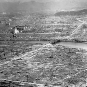 Hirošima se během okamžiku proměnila z velkoměsta plného lidí a života v říši mrtvých.