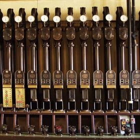 Hlavní panel pražské potrubní pošty sloužil ještě v roce 2002. Pak ale přišla povodeň a zničila prakticky všechny její úseky. Kdyby k této tragédii nedošlo, možná by historická potrubní pošta fungovala dodnes.