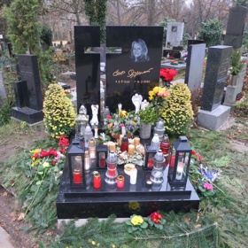 Místo posledního odpočinku našla Eva Pilarová na pražských Malvazinkách nedaleko hrobu Karla Gotta. Kvůli pandemii covid-19 měla ale jen velmi skromný pohřeb.