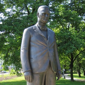 Sochy Jana Antonína Bati najdeme jak ve Zlíně, kde žil a spravoval továrnu, kterou mu svěřil jeho bratr Tomáš, tak i ve světě. Hlavně v Brazílii, kde se zasloužil nejen o založení mnoha podniků, ale i celých měst.