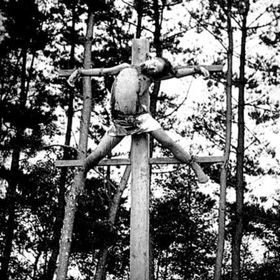 Raritní fotografie z roku 1865-1868. Sluha, který během krádeže zabil syna svého zaměstnavatele. Trest byl jasný - ukřižování.