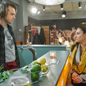 Janě znovu vstoupí do cesty Mareš a jak se ukáže, ani o Sašovi Bekovi ještě neví zdaleka všechno. Komu tedy může věřit? 