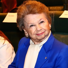 Aťka Janoušková se se svým malým vzrůstem časem smířila a v kariéře herečky jí to nijak nevadilo.