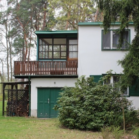 Svoji chatu v Kersku Bohumil Hrabal miloval. Po smrti manželky Elišky tady trávil veškerý možný čas. Společnost mu dělaly jeho kočky.