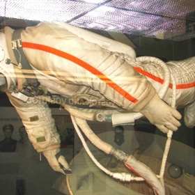 Skafandr, který měl Alexej Leonov na sobě při výstupu do vesmíru, je nyní k vidění ve Smithsonian National Air and Space Museum. 