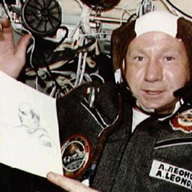 Alexej Leonov při svém druhém letu do vesmíru. I ten byl výjimečný – na oběžné dráze se Sojuz 19 spojil a americkým Apollem... 