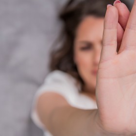 V době pandemie roste počet případů domácího násilí. Nezisková organizace Canadian Women´s Foundation proto vytvořila gesto Signal for Help, které lze provést nenápadně, takže na sebe agresora zbytečně neupozorníte. Jak se dělá?