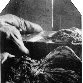 Její vnitřní orgány byly rozházeny po celé místnosti, její srdce se však nikdy nenašlo...