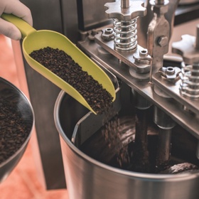 Důležitá je trpělivost - mlít a třít i 90 hodin? Teprve pak může být čokoláda na světové úrovni.