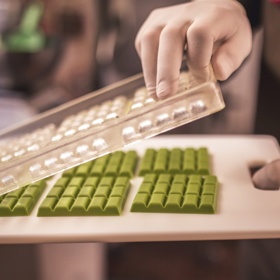 Lada Bartošová má nejraději poslední fázi výroby - hotová čokoláda se už jen ručně zabalí a může jít k zákazníkovi.