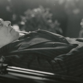 Velké diskuze tehdy vyvolala kytička sněženek u Masarykovy hlavy. Měla zakrýt střelné zranění? Podle svědků ale nešlo o nic jiného než o drobný dárek na rozloučenou.