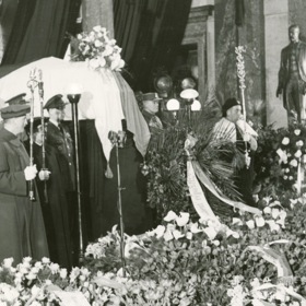 Záplavy květin a věnců provázely Jana Masaryka z Prahy až na lánský hřbitov, kde je pochován vedle Tomáše Garrigua Masaryka, svého slavného otce a prvního prezidenta Československa.